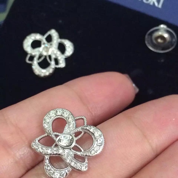 New in box Authentic Swarovski earrings crystal - Picture 2 of 3